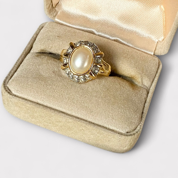 Vintage Vendome Crystal Faux Pearl Ring, Jewelry, Goldtone, Size 8 - Picture 3 of 8